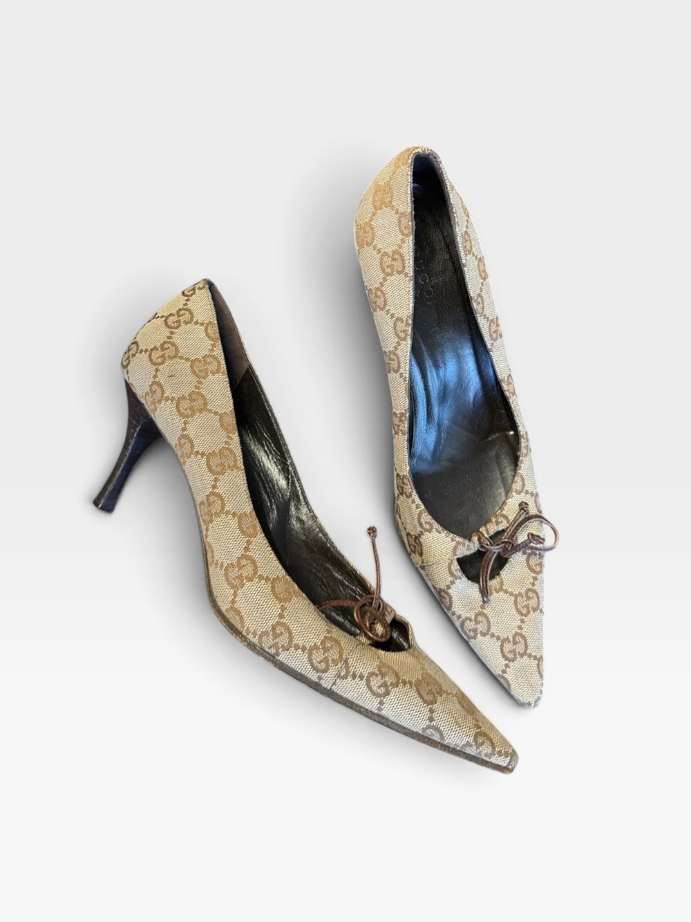 Vintage Gucci Tom Ford Era GG Monogram Canvas Pointed Toe Bow Pumps Heels 36.5